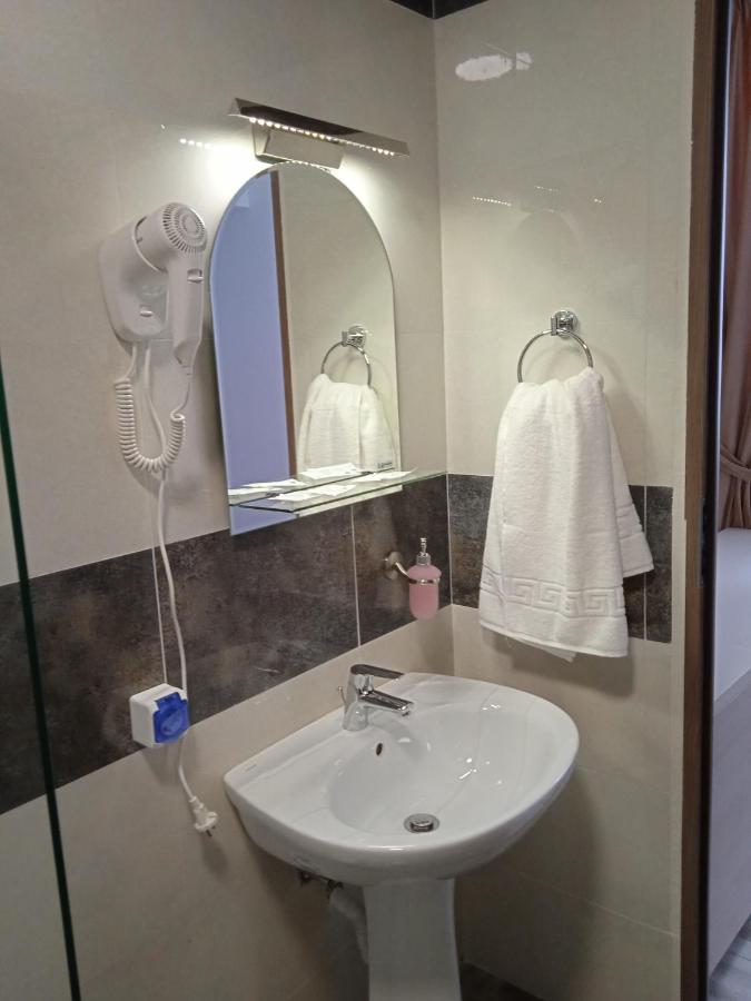 Hotel Marina Srl 布加勒斯特 外观 照片